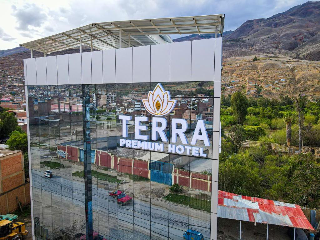 un panneau indiquant un hôtel situé sur le côté d'un bâtiment dans l'établissement Terra Premium Hotel, à Huánuco