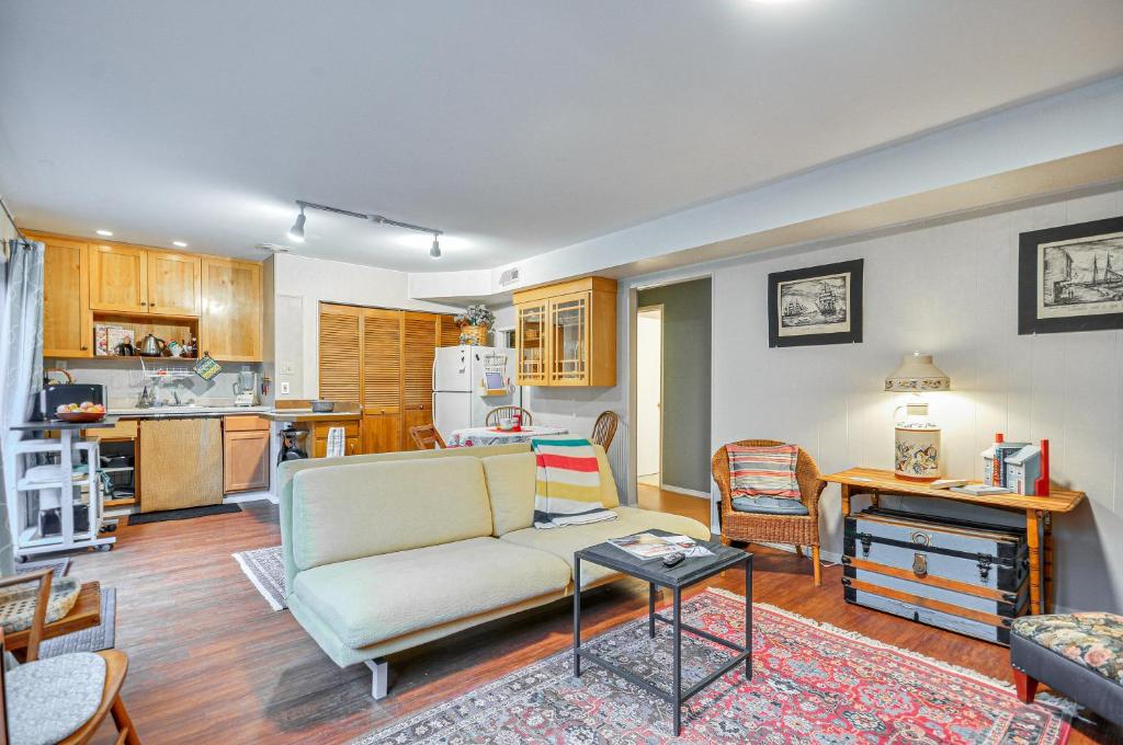 ein Wohnzimmer mit einem Sofa und einem Tisch in der Unterkunft Cozy Portland Vacation Rental about 6 Mi to Downtown! in Portland