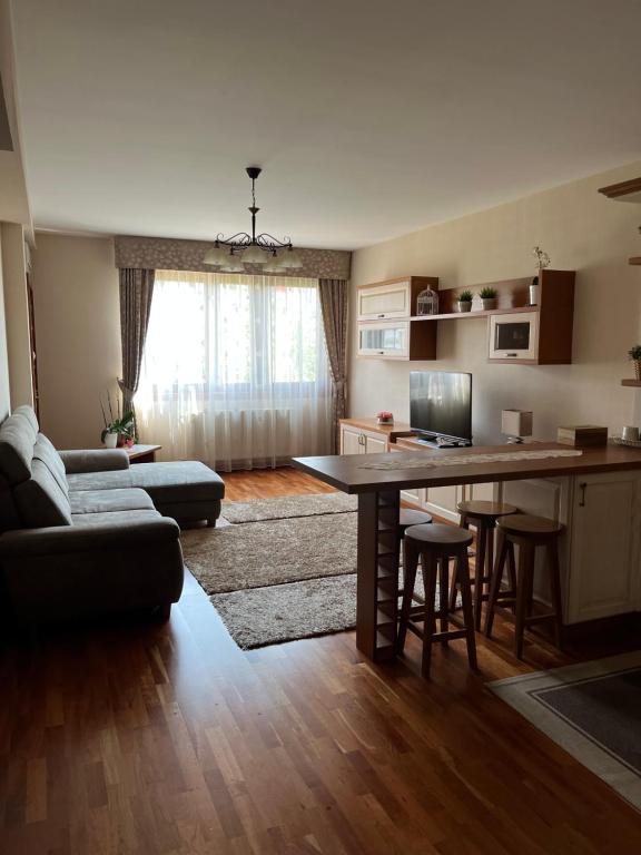 cocina y sala de estar con una gran mesa de madera. en Perfect Relax en Budapest