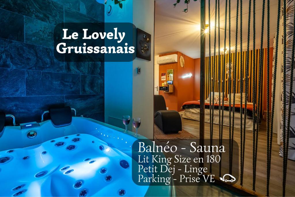 baño con bañera y habitación con cama en Le Lovely Gruissanais - Balneo & Sauna, en Gruissan