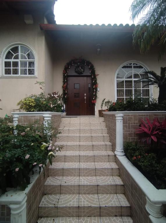una puerta delantera de una casa con decoración navideña en Posada de Zory, en Santo Domingo de los Colorados