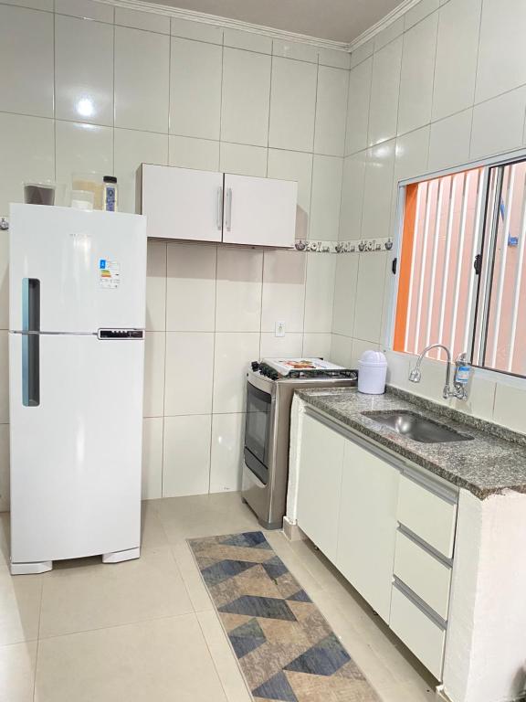 Kuchyň nebo kuchyňský kout v ubytování Aconchego! Sua casa com Piscina em Passos!!