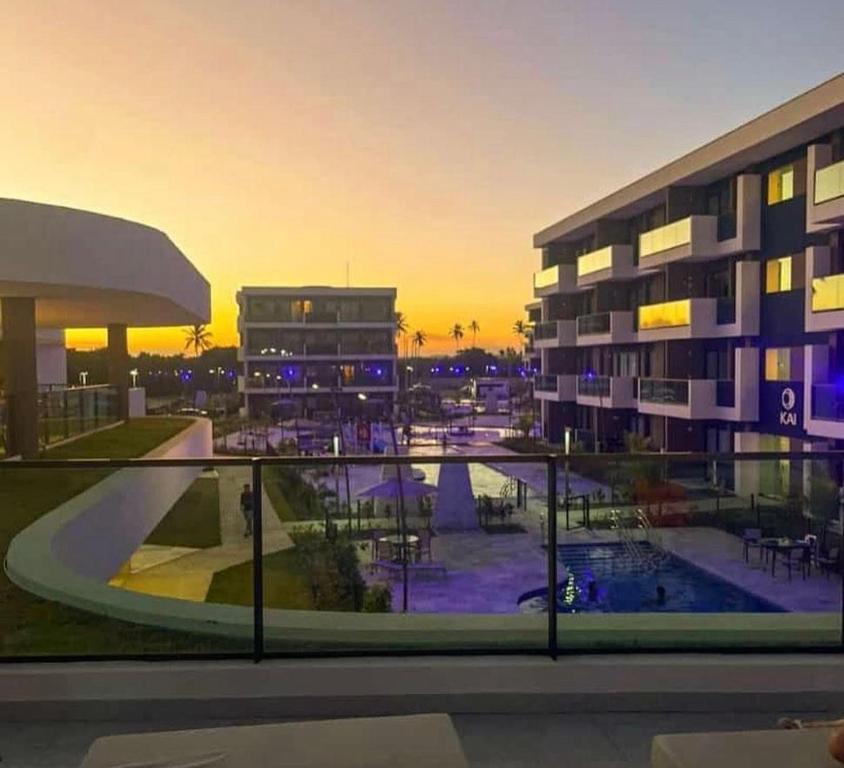 嘎林海斯港的住宿－Porto Beach Resort - Makia Beach Experience，一座带游泳池和度假村的大型公寓大楼