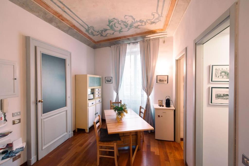 ein Esszimmer mit einem Tisch und einem Fenster in der Unterkunft MonferraTO: tutto a due passi in Turin