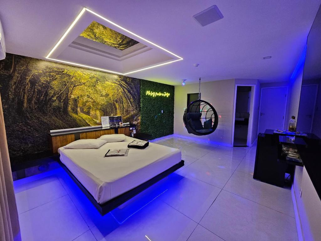 Schlafzimmer mit einem Bett mit Wandgemälde in der Unterkunft Motel KamaSutra in Salvador