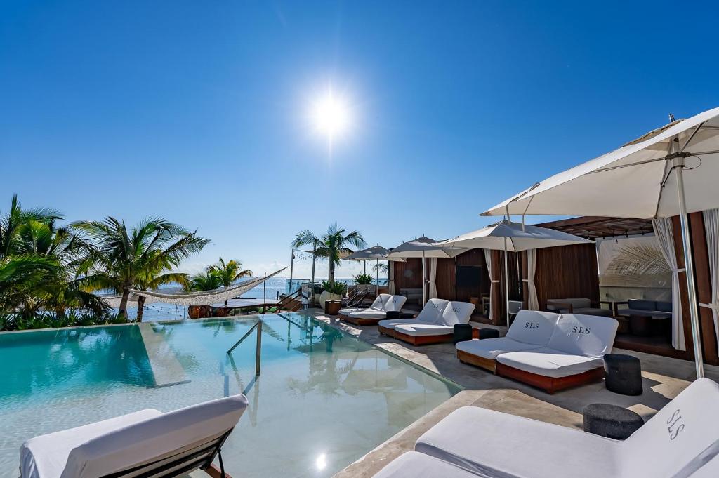 Bazén v ubytování SLS Cancun nebo v jeho okolí