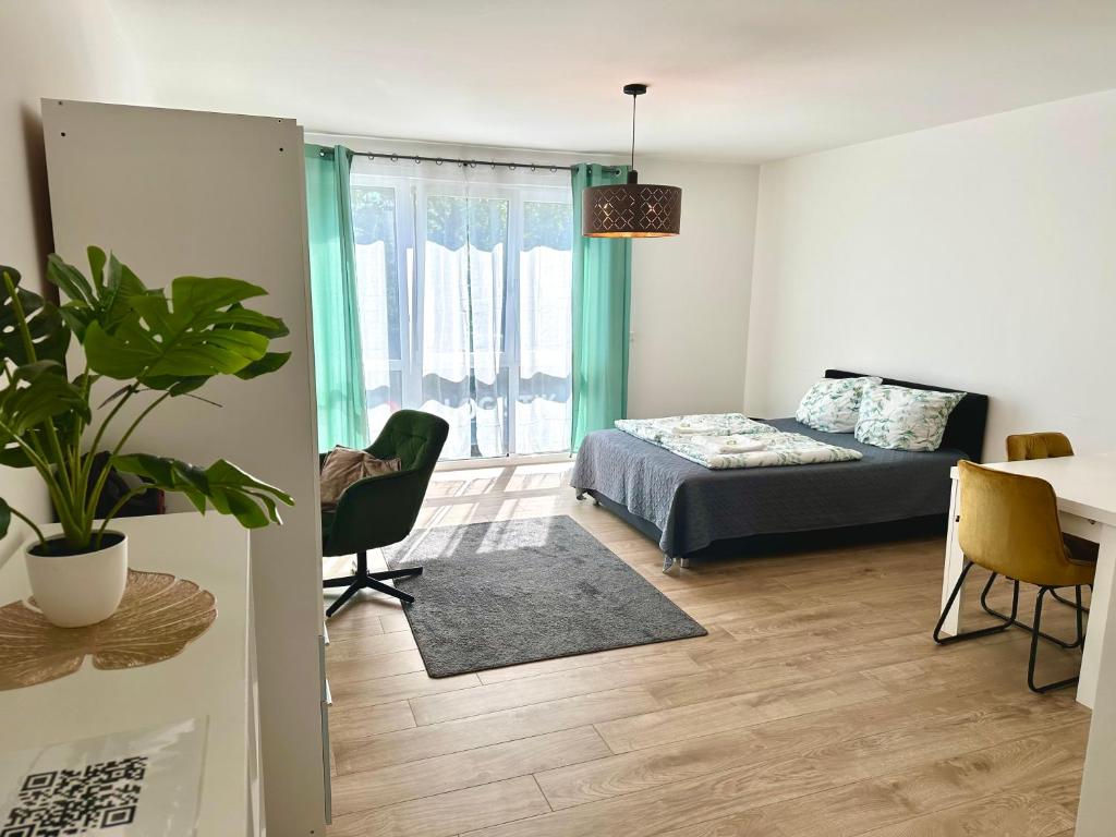 1 dormitorio con 1 cama, mesa y sillas en Moderne 1-Zi Stadtwohnung, en Aschaffenburg
