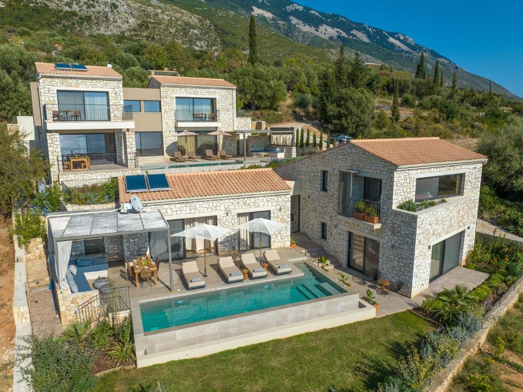een luchtzicht op een huis met een zwembad bij Apeiron Villas in Kefallonia