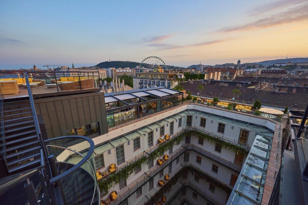 Galeriebild der Unterkunft Aria Hotel Budapest by Library Hotel Collection in Budapest