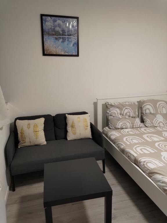 un salon avec un canapé et une table dans l'établissement Studio au centre de la Part Dieu, à Lyon