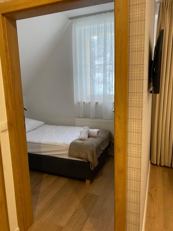 Postel nebo postele na pokoji v ubytování MODRZEW - noclegi w Pyzówce