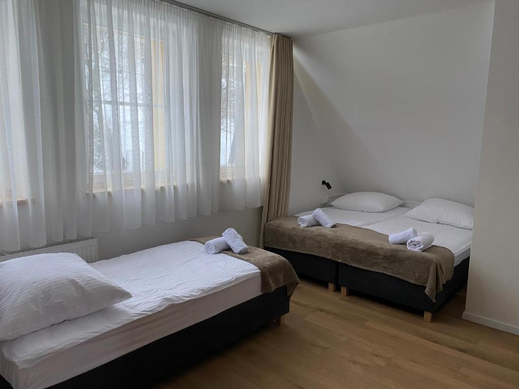 Postel nebo postele na pokoji v ubytování MODRZEW - noclegi w Pyzówce
