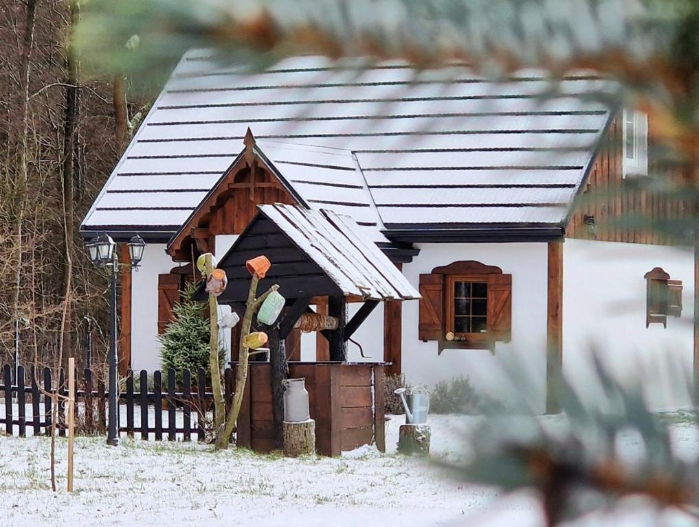 a small house with snow on the roof at Casa Del Campo 1 in Gaśno