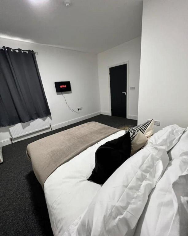 Postel nebo postele na pokoji v ubytování The Luxury Inn 02