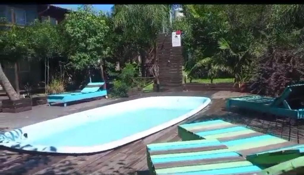 El Mangrullo في فيديراسيون: مسبح كبير وفيه كرسيين ازرق في ساحة