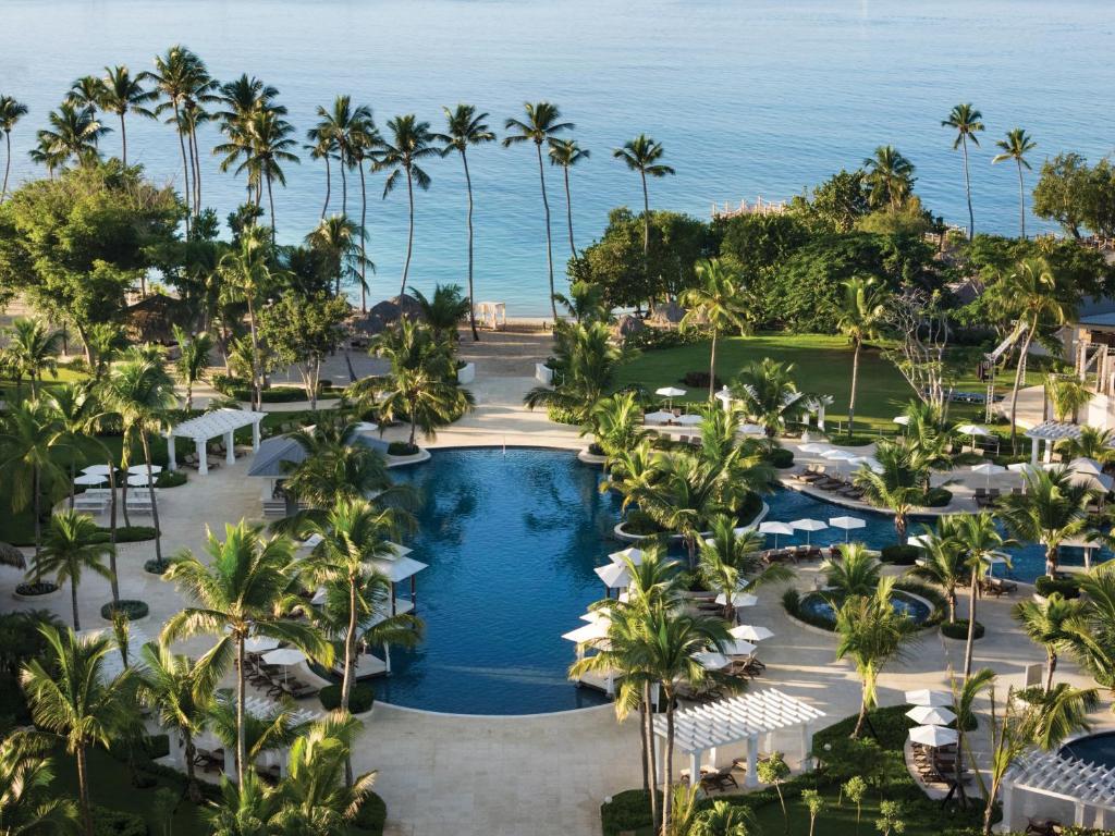 バヤイベにあるHilton La Romana All-Inclusive Family Resortのプールとヤシの木があるリゾートの空中ビュー