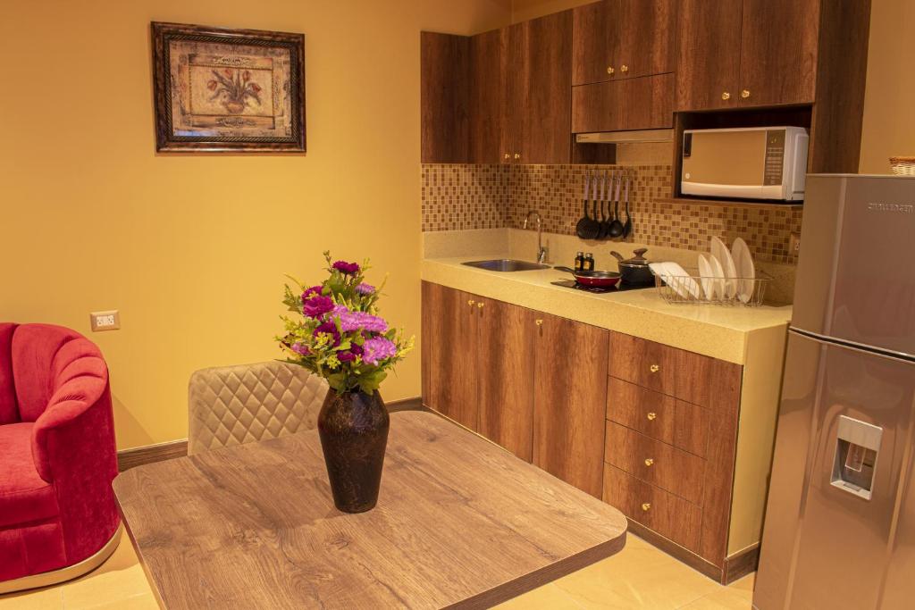 Kuchyň nebo kuchyňský kout v ubytování FORTICH APART HOTEL