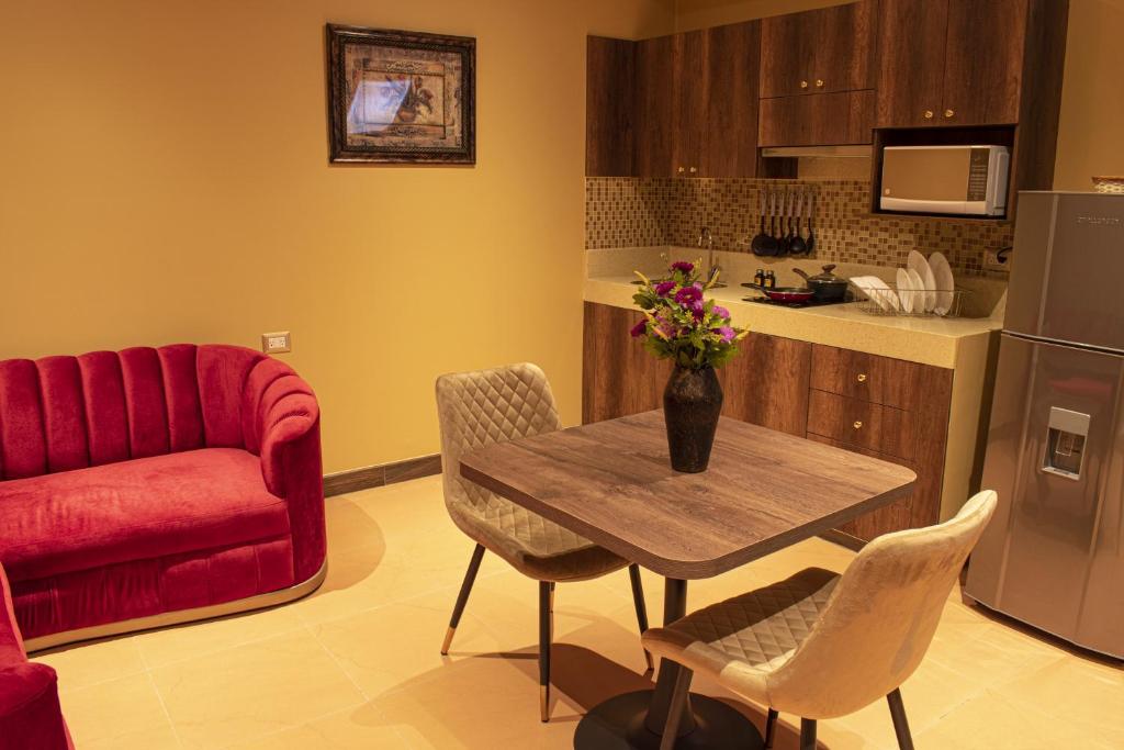 Kuchyň nebo kuchyňský kout v ubytování FORTICH APART HOTEL