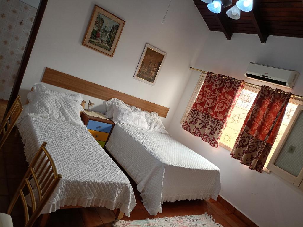 a bedroom with two beds and a window at RESIDENCIA-UNIV in Ciudad del Este