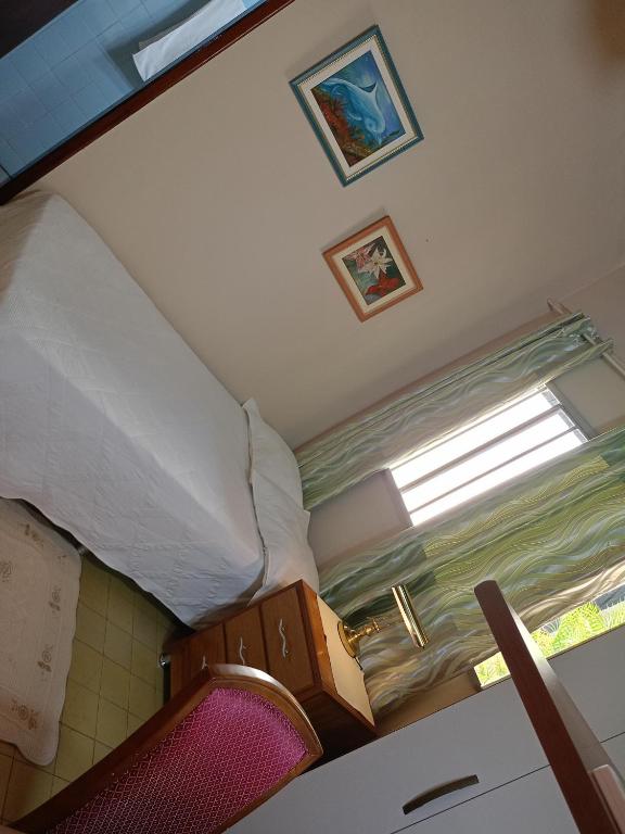 a small room with a bed and a window at RESIDENCIA-UNIV in Ciudad del Este