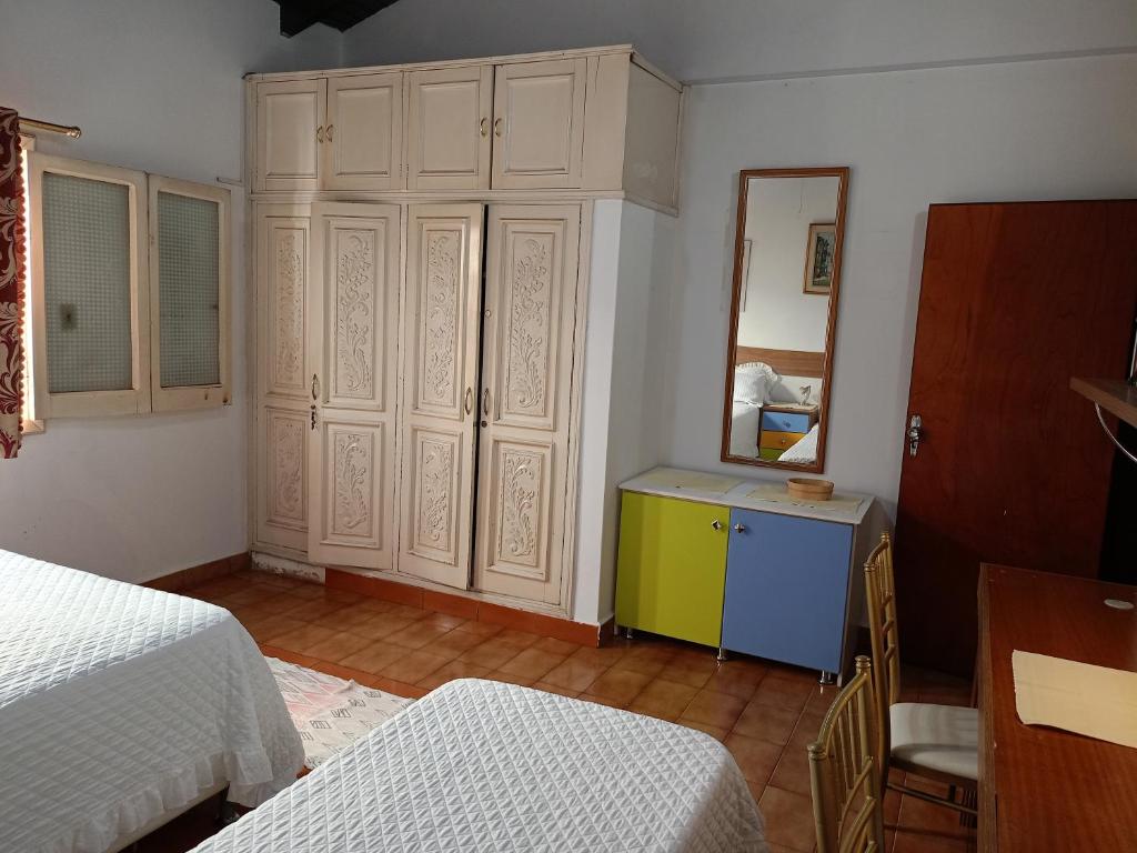 a bedroom with a bed and a dresser and a mirror at RESIDENCIA-UNIV in Ciudad del Este