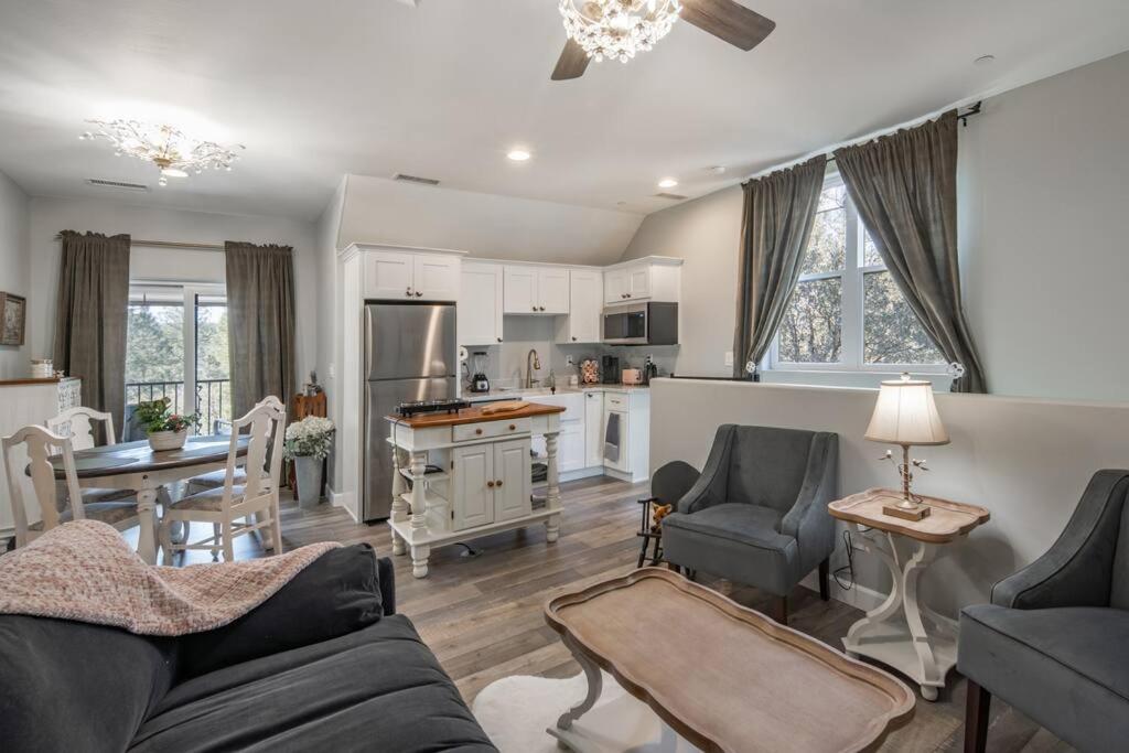 una cucina e un soggiorno con divano e tavolo di Fawn Chalet in the Prescott Pines Near Downtown a Prescott