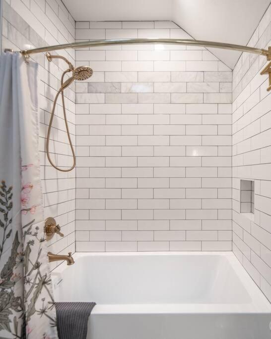 bagno con vasca bianca e doccia di Fawn Chalet in the Prescott Pines Near Downtown a Prescott