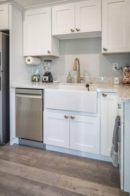 Cucina o angolo cottura di Fawn Chalet in the Prescott Pines Near Downtown