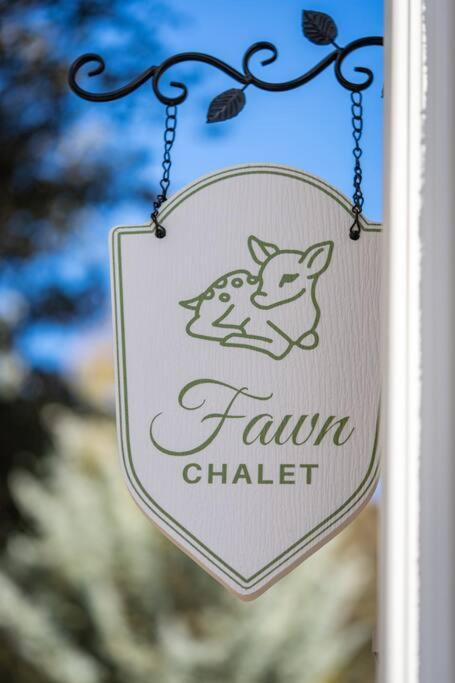 Certificato, attestato, insegna o altro documento esposto da Fawn Chalet in the Prescott Pines Near Downtown