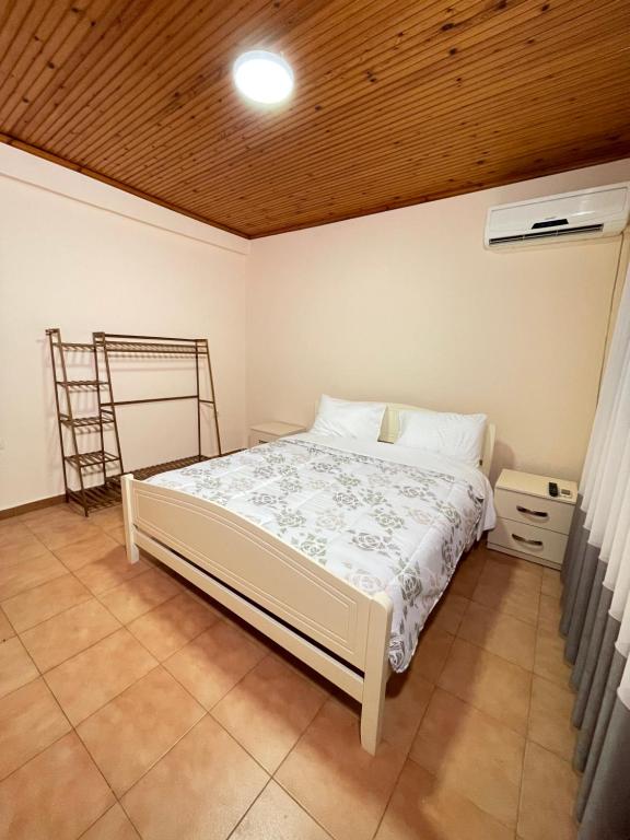 Postel nebo postele na pokoji v ubytování Shkodra Guest House & Trips