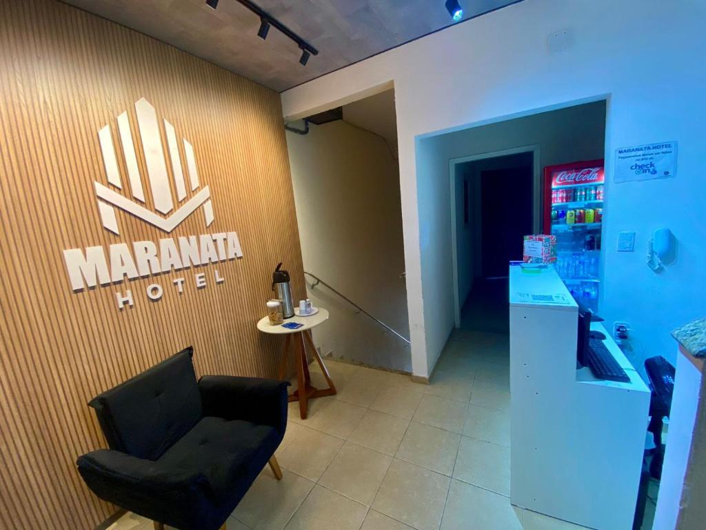 阿帕雷西達的住宿－Maranata Hotel，商店墙上的马提尼标志