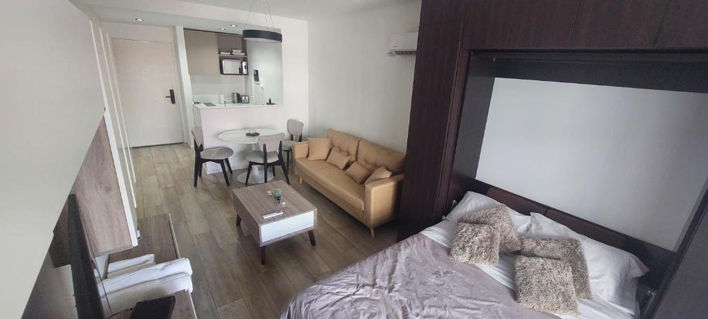 Habitación con cama, sofá y mesa. en Palermo buenos aires para 3 personas en Buenos Aires