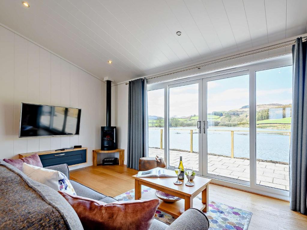 sala de estar con vistas al agua en 2 bed in Castle Douglas 77837 en Auchencairn