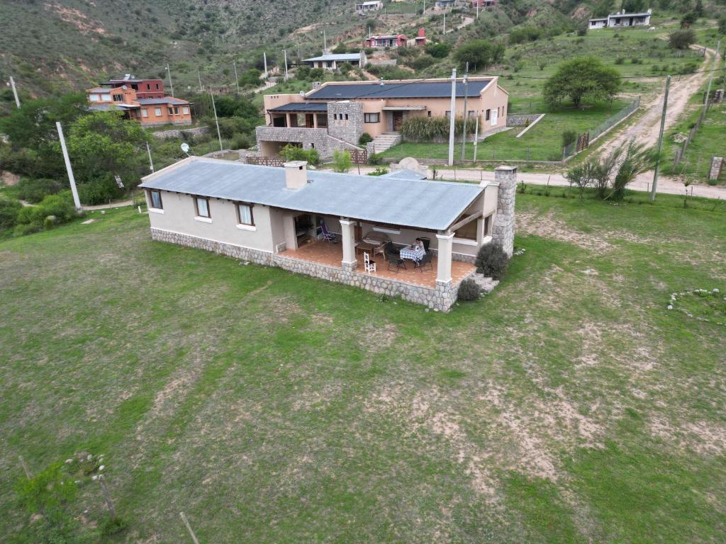 une vue aérienne sur une maison dans un champ dans l'établissement Casa familiar, à Tafí del Valle