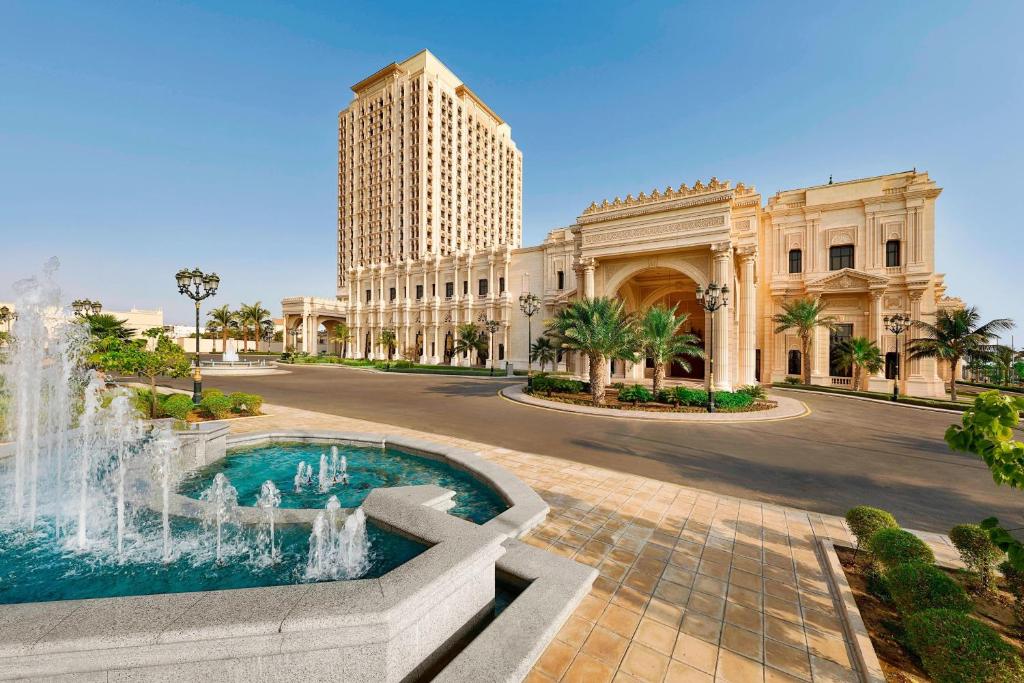 una fuente frente a un edificio con un edificio en The Ritz-Carlton Jeddah en Yeda