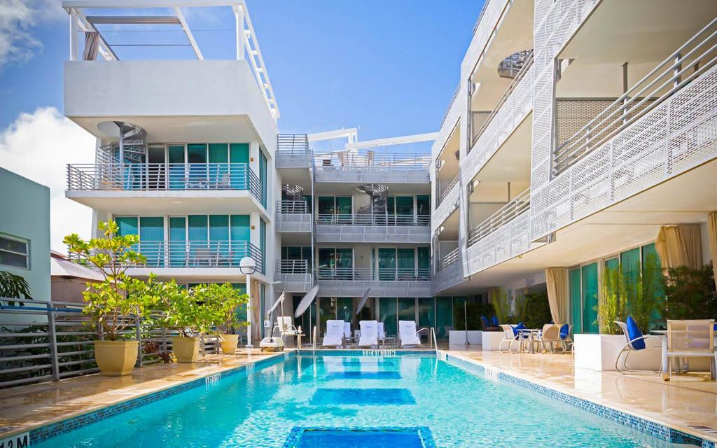 Bazén v ubytovaní Prime Location Penthouse South Beach Condo Rooftop Balcony steps to Ocean Drive and Beach alebo v jeho blízkosti