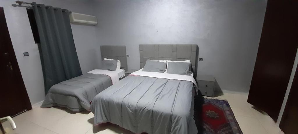 - une chambre avec 2 lits dans l'établissement Hôtel Nidaros, à Assa