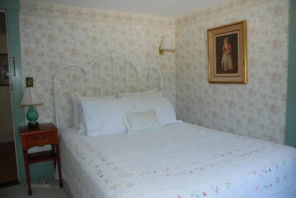 Follansbee Inn - Standard Queen Room
