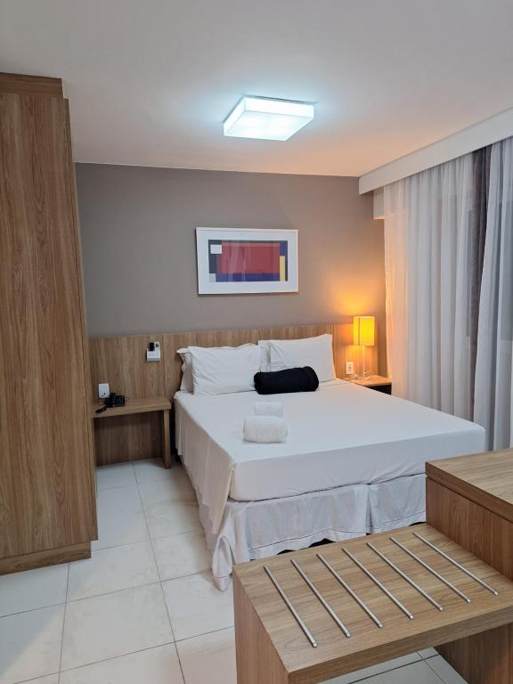 1 dormitorio con 1 cama blanca grande en una habitación en Rio stay Flats- Premium, en Río de Janeiro