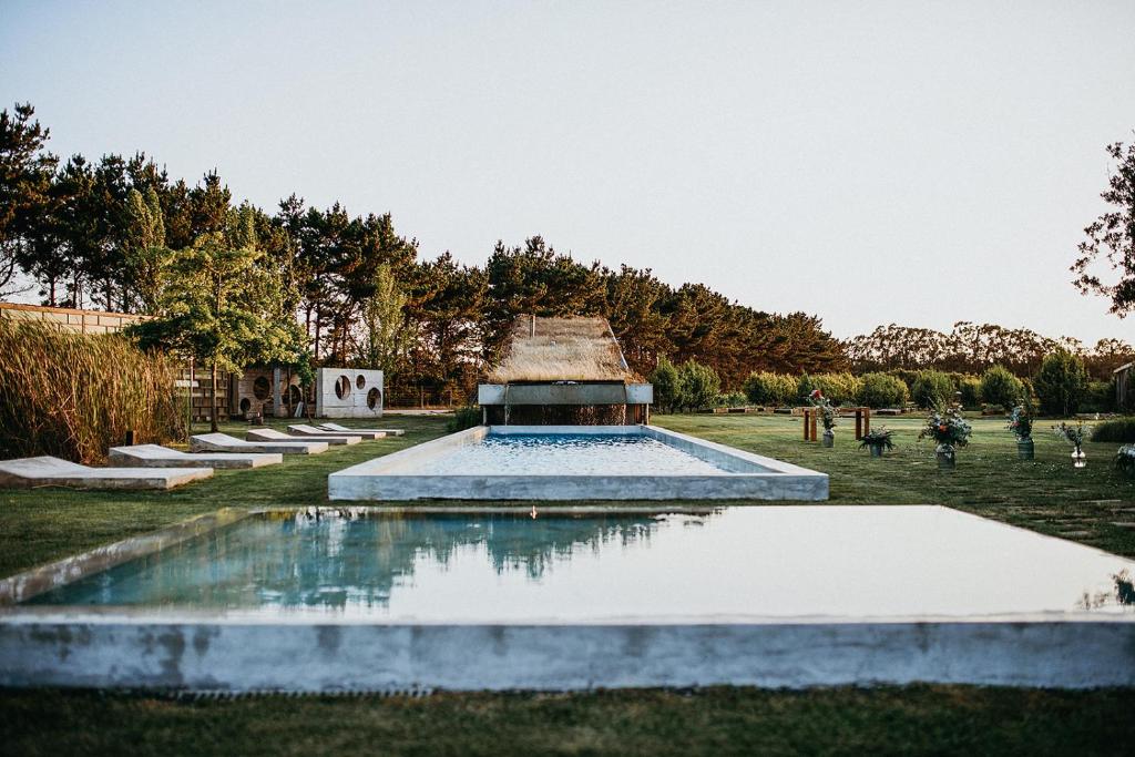 una fuente en medio de un campo con árboles en Rio do Prado en Arelho