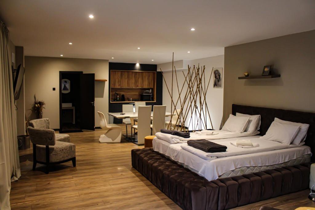 R34 Boutique Guest House في فيليكو ترنوفو: غرفة نوم بسرير كبير وغرفة معيشة