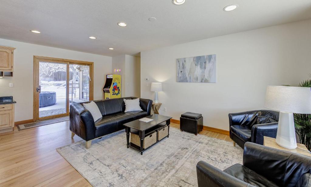 Posezení v ubytování East Wenatchee Oasis 4BR, Pool, Hot Tub, Loop Trail