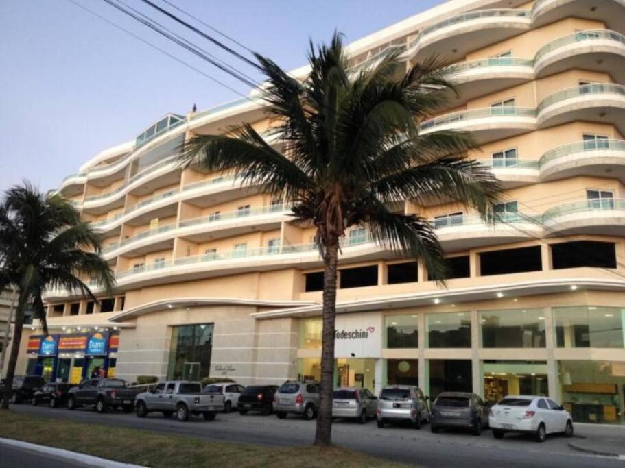 卡波布里奧的住宿－Apartamento Cobertura em Cabo Frio 3 suítes，一座大建筑前的棕榈树