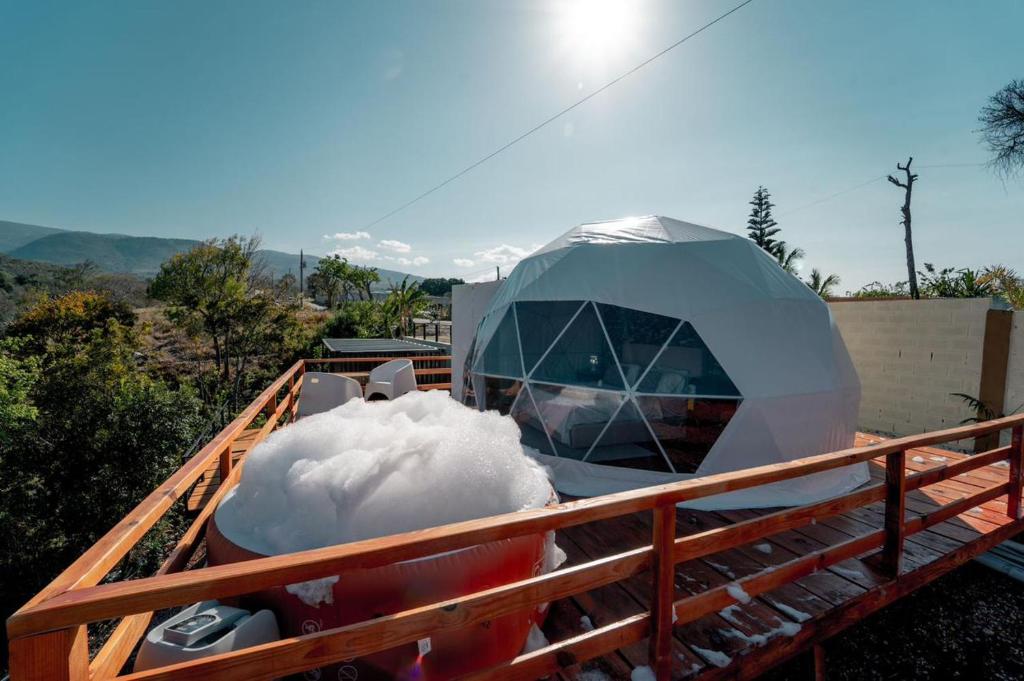 eine Kuppel auf einem Deck mit Schnee darauf in der Unterkunft Ovalulú Glamping Hotel in Santa Cruz de Barahona