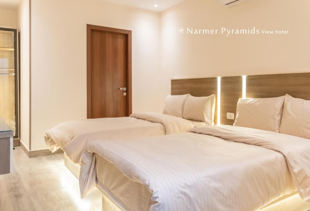 Narmer Pyramids View客房内的一张或多张床位