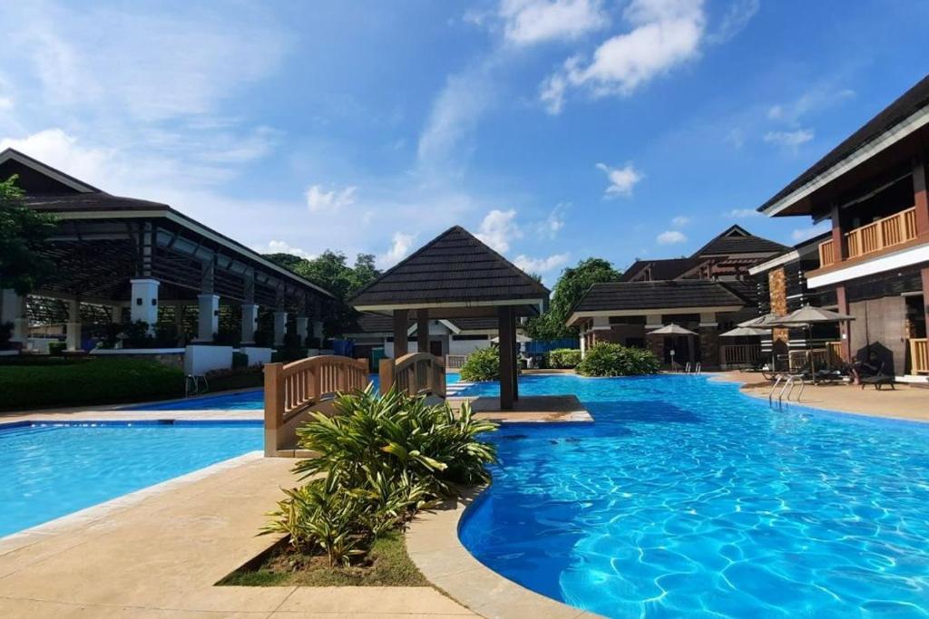 une grande piscine bleue avec un kiosque dans l'établissement One Oasis Cebu Condominium Resort right in the heart of Cebu minutes away from IT Park, à Cebu