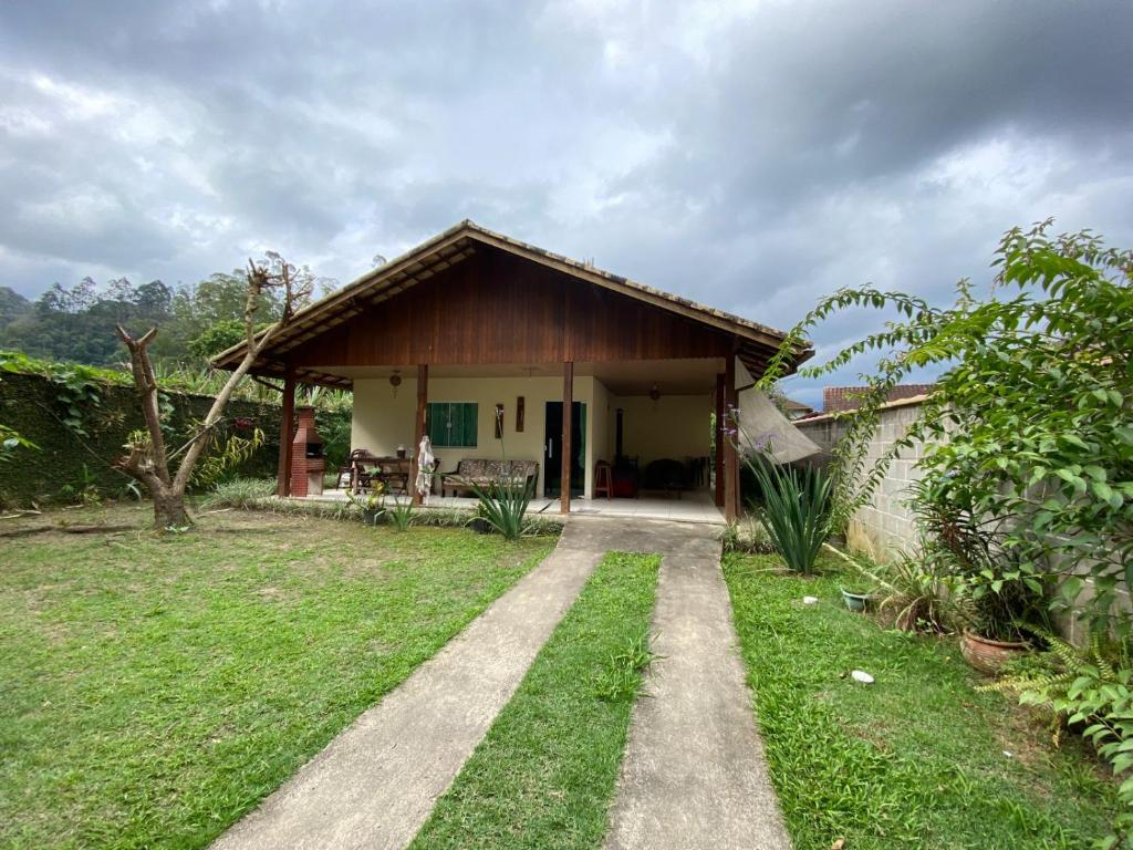 een huis met een pad dat daarheen leidt bij Lumiar casa solar churrasqueira com 3 quartos sendo um suíte arejada, jardim a 700m do centro in Lumiar