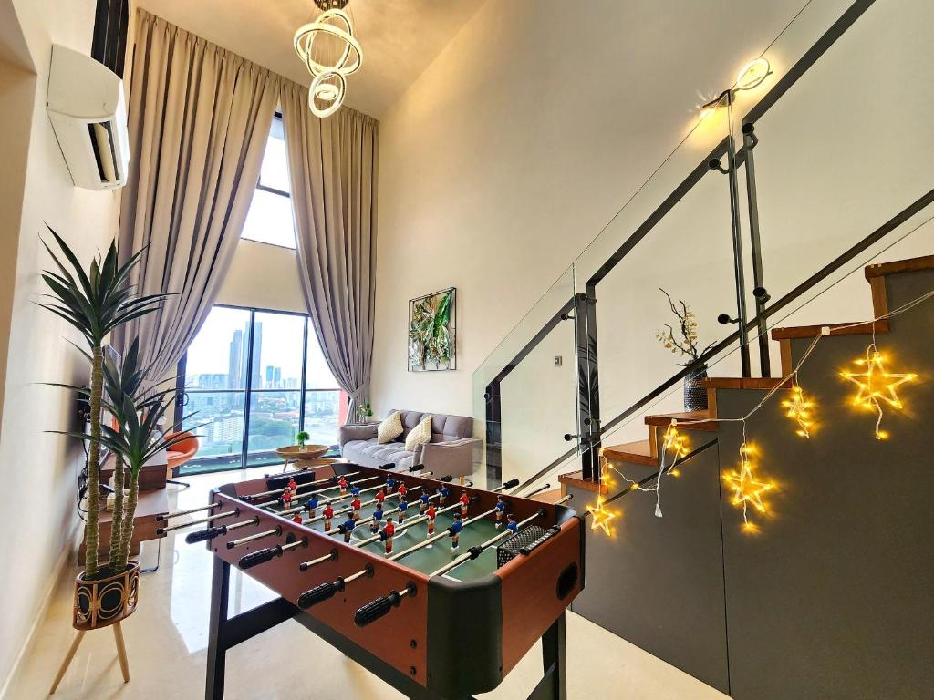 Loft Suite CityView near JB CIQ 7Pax في جوهور باهرو: غرفة معيشة مع طاولة كرة قدم