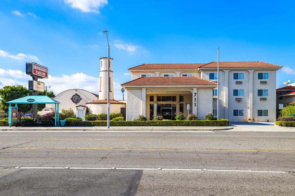 un edificio en la esquina de una calle en Brookhurst Plaza Inn, en Anaheim