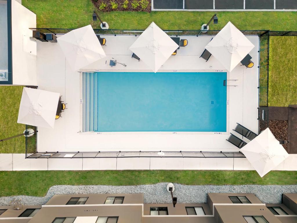 Bazén v ubytování WaterWalk Extended Stay by Wyndham Huntsville nebo v jeho okolí